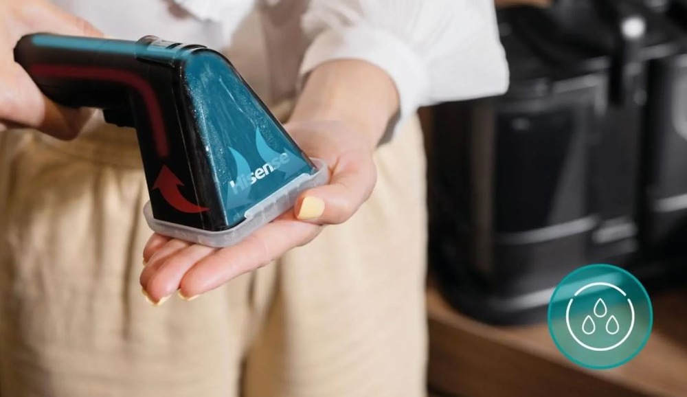 Tepovač koberců Hisense HSSC07A 2in1 Steam IQ černý žena nasazuje krytku na tepovač Hisense HSSC07A. Po uklidu chce spustit samočisticí program.