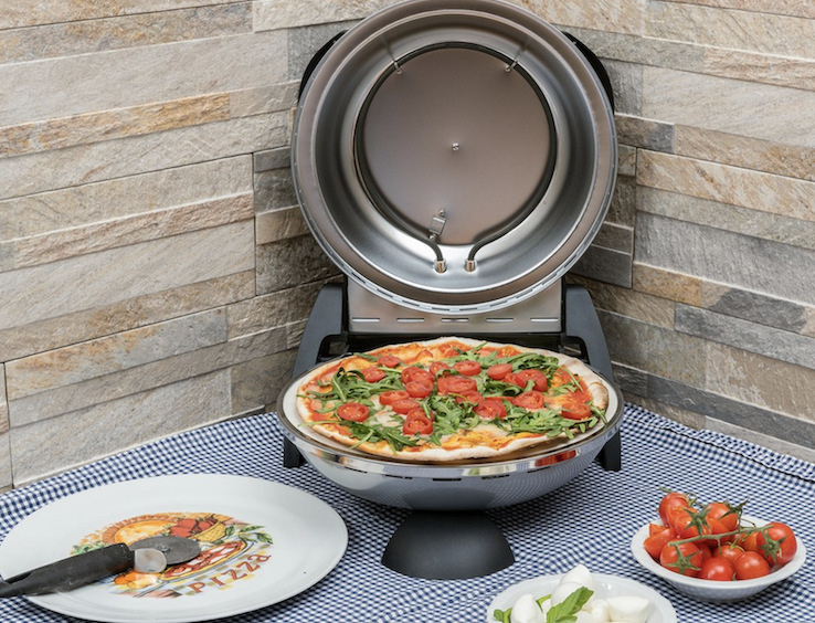 Otevřená pec G3Ferrari G1000606 DELIZIA s upečenou pizzou na prostřeném stole
