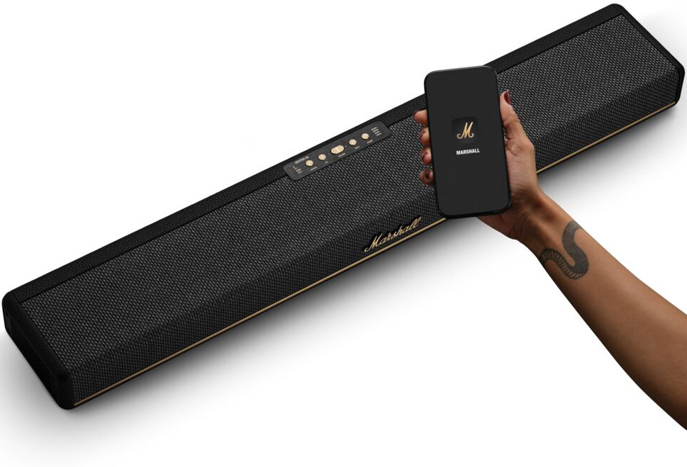 Ruka se smartphonem s aplikací Marshall a soundbar Heston 60