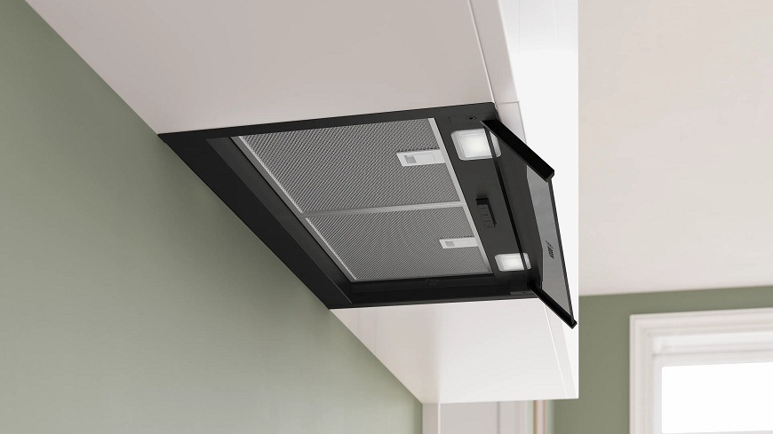 Spodní pohled na odsavač par Bosch DBB65CC60 integrovaný do kuchyňske linky