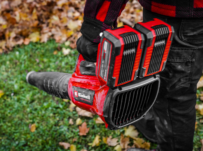 Fukar zahradní Einhell Professional GP-LB 36/230 Li E BL-Solo (bez baterie) Zahradní fukar Einhell Professional GP-LB 36/230 Li E BL-Solo při úklidu listí na trávníku