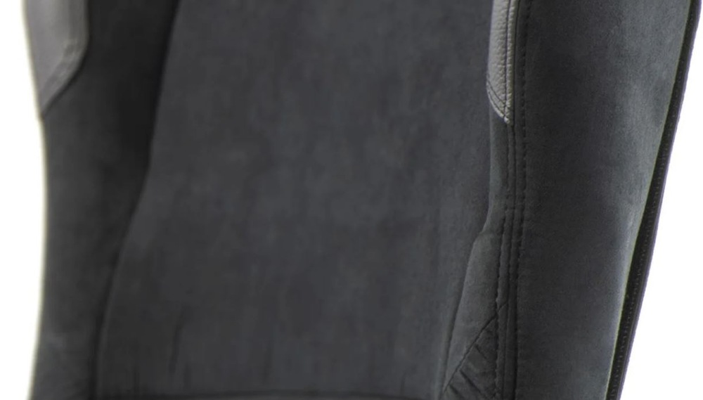 Závodní kokpit Playseat Evolution alcantara černý Detail na sedák sedadla závodního kokpitu v černé barvě potažené prodyšnou látkou Alcantara.