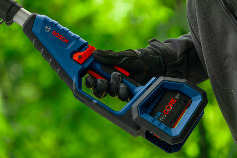 Odvětvovač Bosch Professional GKE 18V-25 TP (bez baterie) Detail rukojeti a akumulátorového systému Bosch Professional GKE 18V-25 TP v ruce
