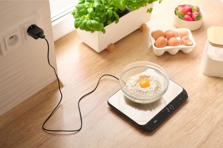 Kuchyňská váha Sencor SKS 8200 s USB nabíjením a funkcí tara umožňuje přesné vážení ingrediencí při pečení a vaření, zatímco moderní nerezový design skvěle doplní každou kuchyni.