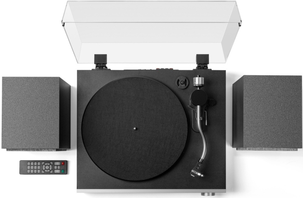 Gramofon AKAI ATT-500SP černý/stříbrný Pohled shora na gramofon Akai s reproduktory a přiloženým dálkovým ovladačem.