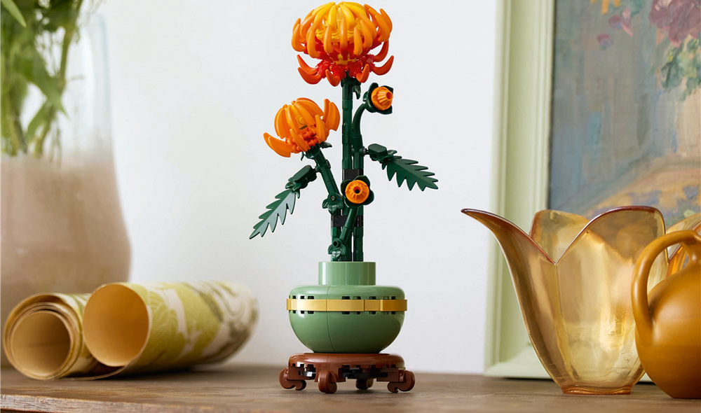 Chryzantéma LEGO Botanicals nabízí čtyři květy v různých fázích a výraznou oranžovou barvu.