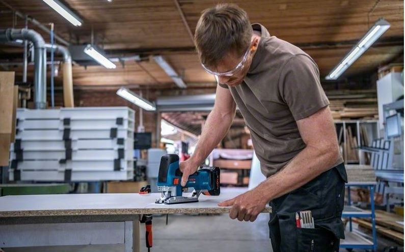 Přímočará pila Bosch Professional GST 18V-155 BC (bez baterie)