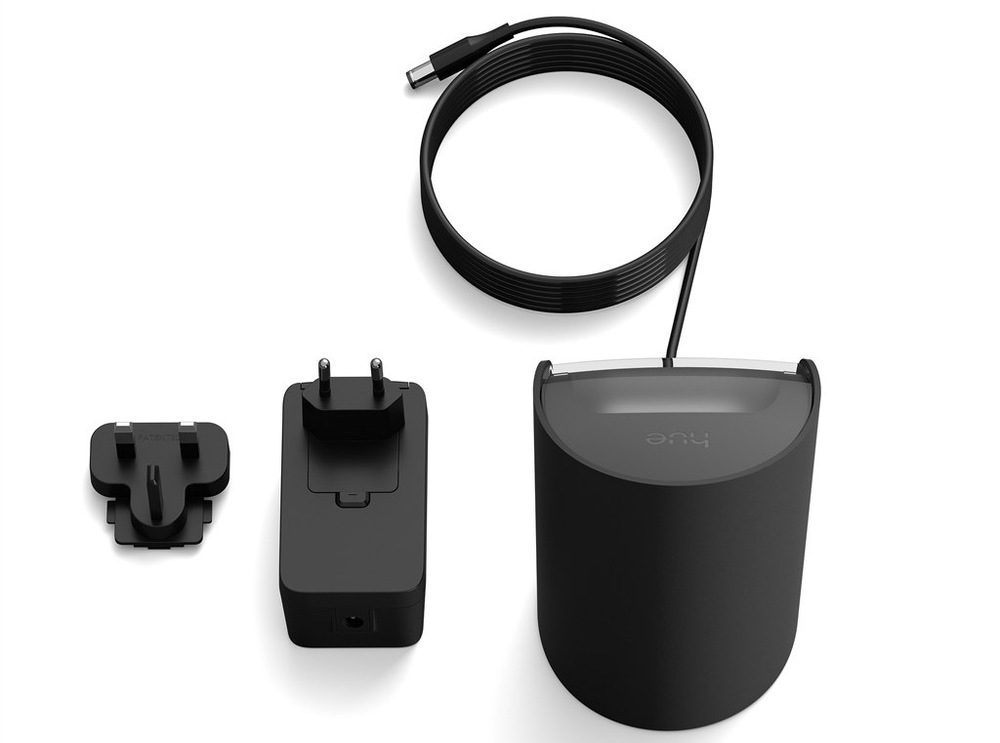 Detailní záběr na stolní lampičku Philips Hue Wall washer s připojovacím kabelem a adaptérem