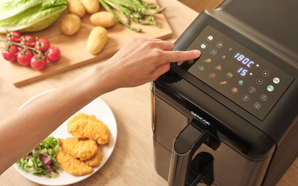 Ovládání horkovzdušné fritézy Horkovzdušná fritéza Sencor SFR 1260BK pomocí barevného displeje