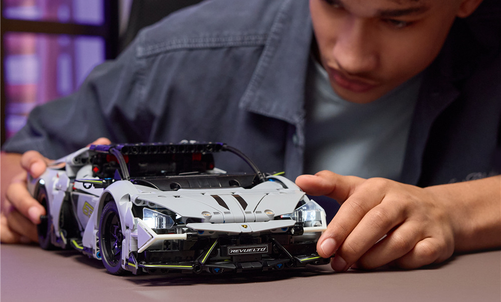 Lamborghini Revuelto díky pohonu a aplikaci CONTROL+ ožije a nabídne dětem skutečně interaktivní jízdu.