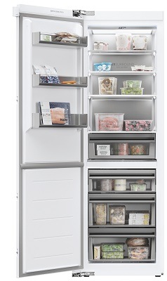 vestavný mrazák haier HUT7518EWF s otevřenými dvířky a potravinami 