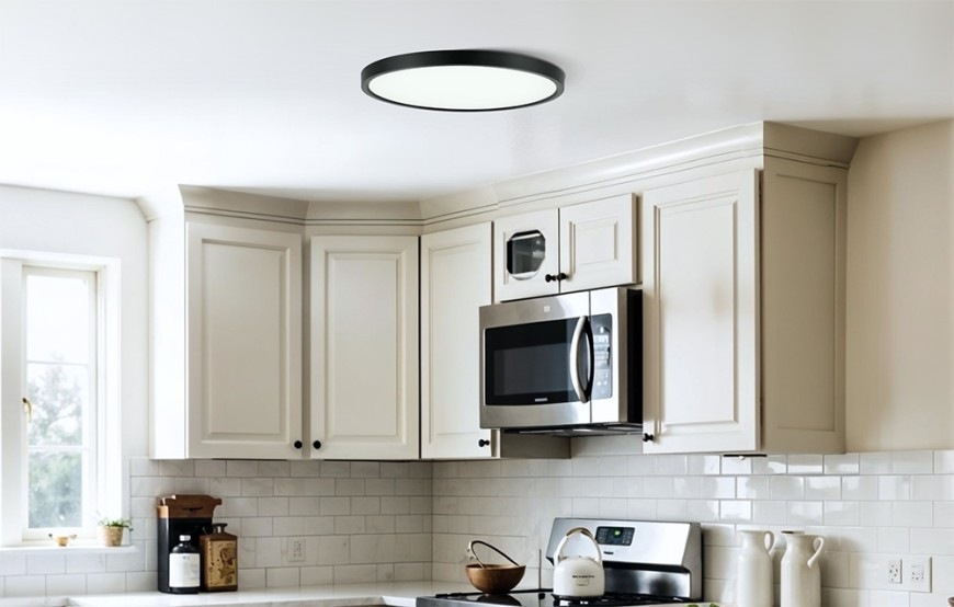 Stropní svítidlo Yeelight Smart CW Meteor C300 instalované v kuchyni