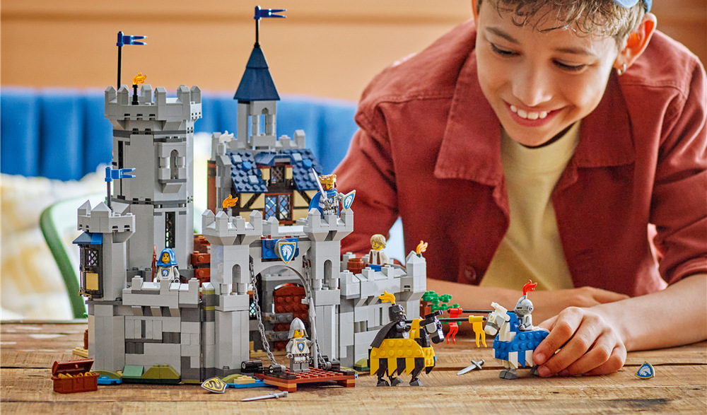 Stavebnice LEGO® Creator 3 v 1 31168 Středověký hrad a rytíři na koních Stejné kostky lze proměnit v hrad, turnajovou scénu nebo středověké město s větrným mlýnem a postavami.