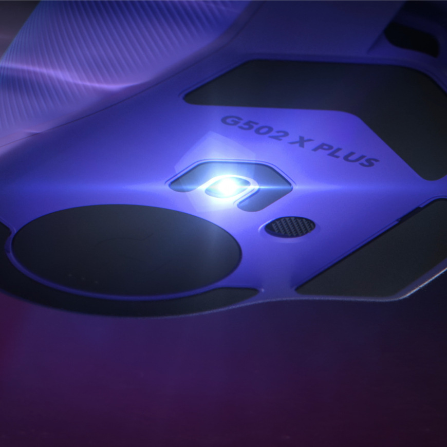 Myš Logitech G502 X Plus mentolová Makro detail spodní části myši Logitech G502 X Plus s rozsvíceným senzorem a označením modelu