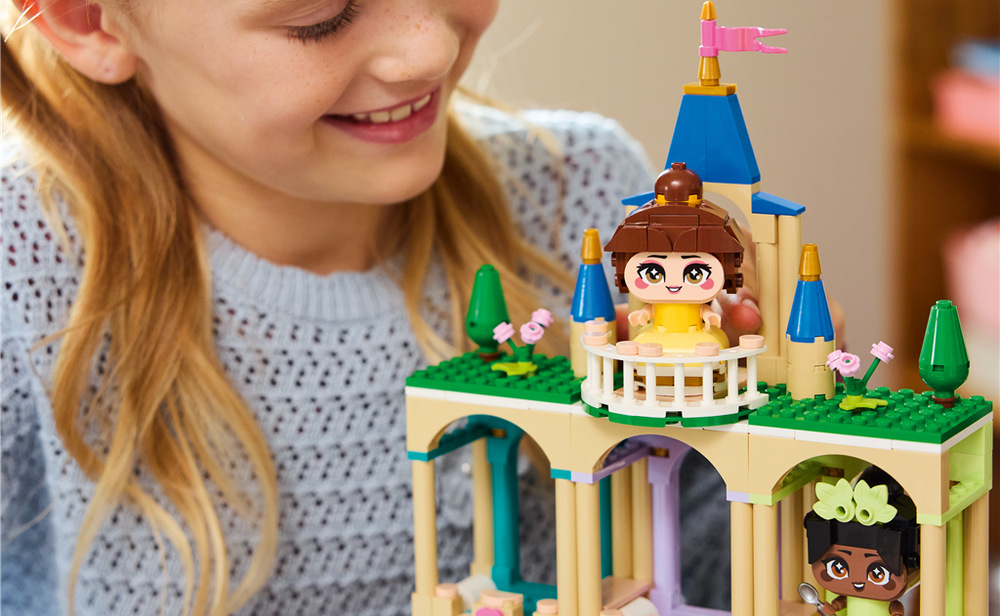 Stavebnice LEGO® │ Disney 43291 Mini Bella a Tiana s hradem Třípatrový zámek nabízí princeznám prostor pro pohádková setkání a díky otočné ploše mění podobu vystavení.
