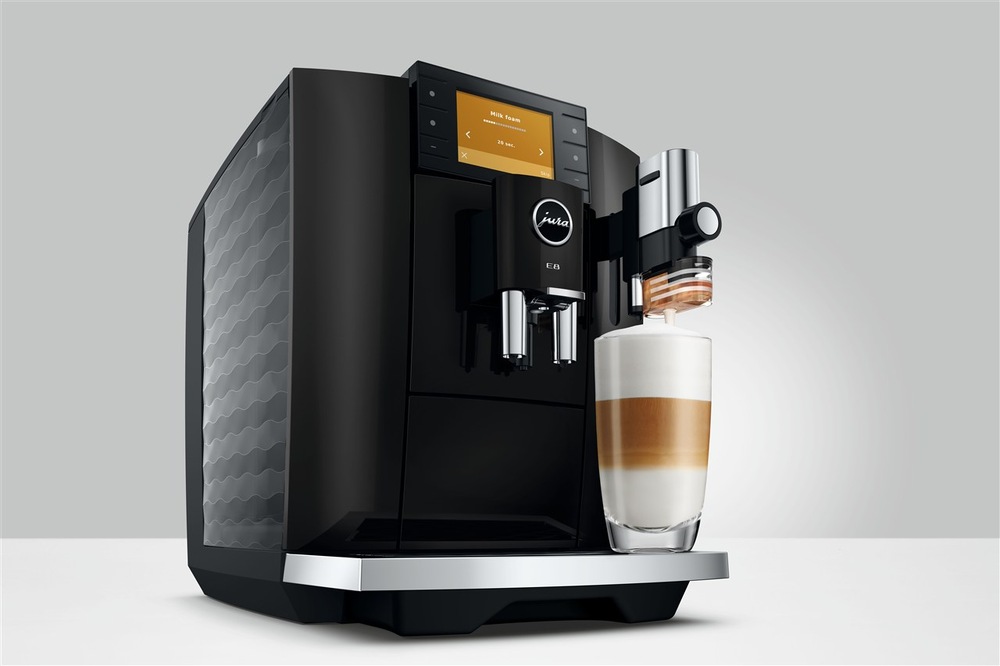 Automatický kávovar Jura E8 Piano Black chystá latté
