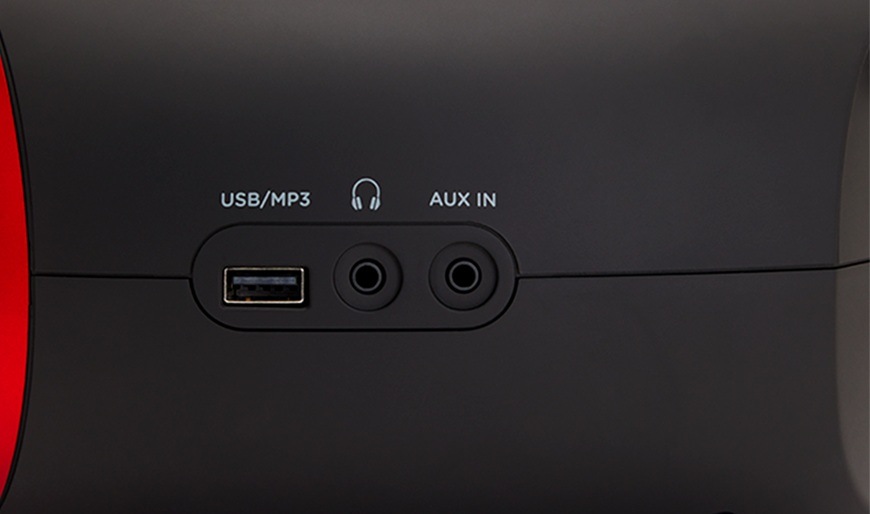 Radiomagnetofon s DAB+/CD AIWA BBTU-500DAB červený Detailní záběr na možnosti připojení. Radiopřijímač Aiwa BBTU-500DAB/RD má na boku sluchátkový vstup, USB a AUX IN pro připojení externích zařízení.