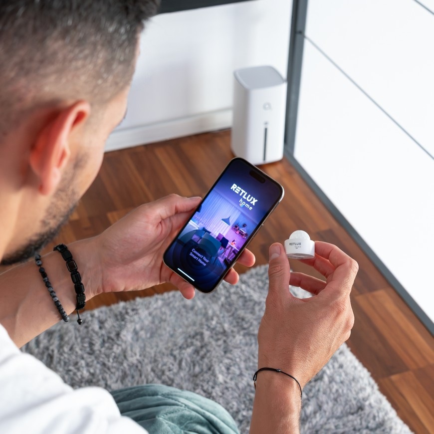 Detektor pohybu RETLUX RSH 308 bílý Detektor pohybu RETLUX RSH 308 spárovaný s telefonem prostřednictvím aplikace
