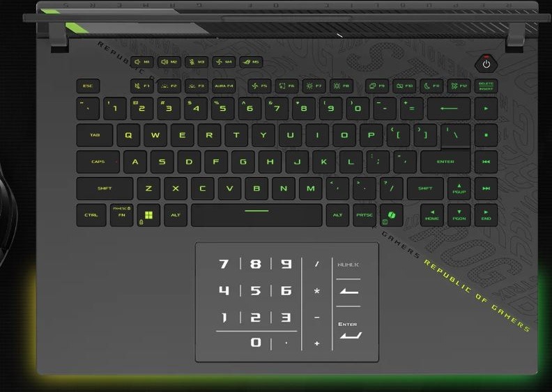 Detail klávesnice, velkého touchpadu a displeje notebooku ROG Strix G16