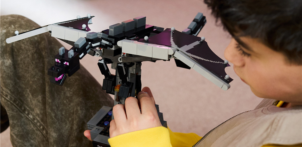 Stavebnice LEGO® Minecraft® 21595 Drak z Enderu QR kód odemkne bonusová křídla Draka z Enderu, která lze využít přímo ve videohře Minecraft.