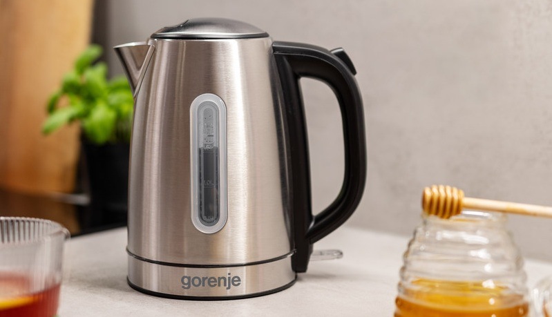  konvice Gorenje K17DS na kuchyňské lince