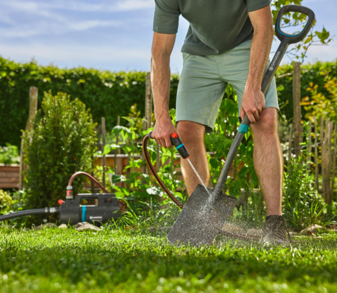 Zahradní čerpadlo Gardena 3000 18V/P4A 14610-55 při zalévání na zahradě
