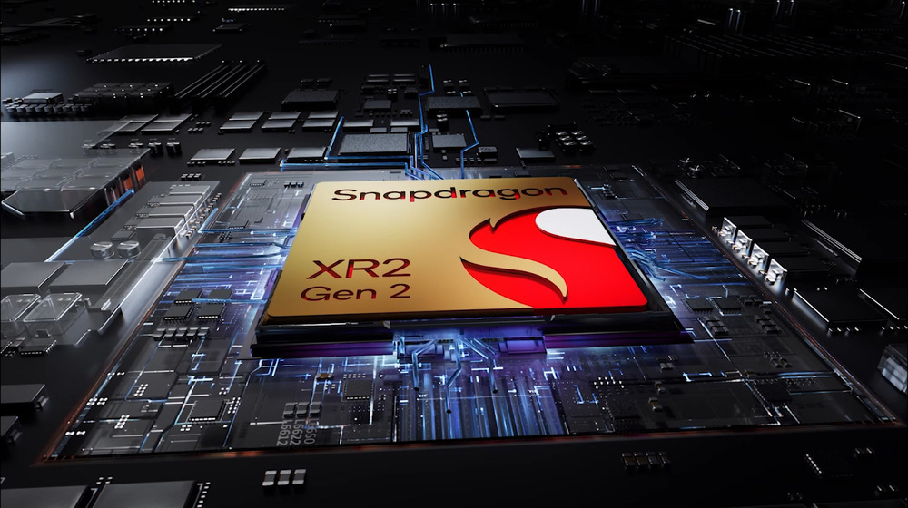  Zlatý čip Snapdragon XR2 Gen 2 je umístěný uprostřed tmavé, složité desky plošných spojů a je osvětlen modrým světlem, což symbolizuje pokročilou technologii.