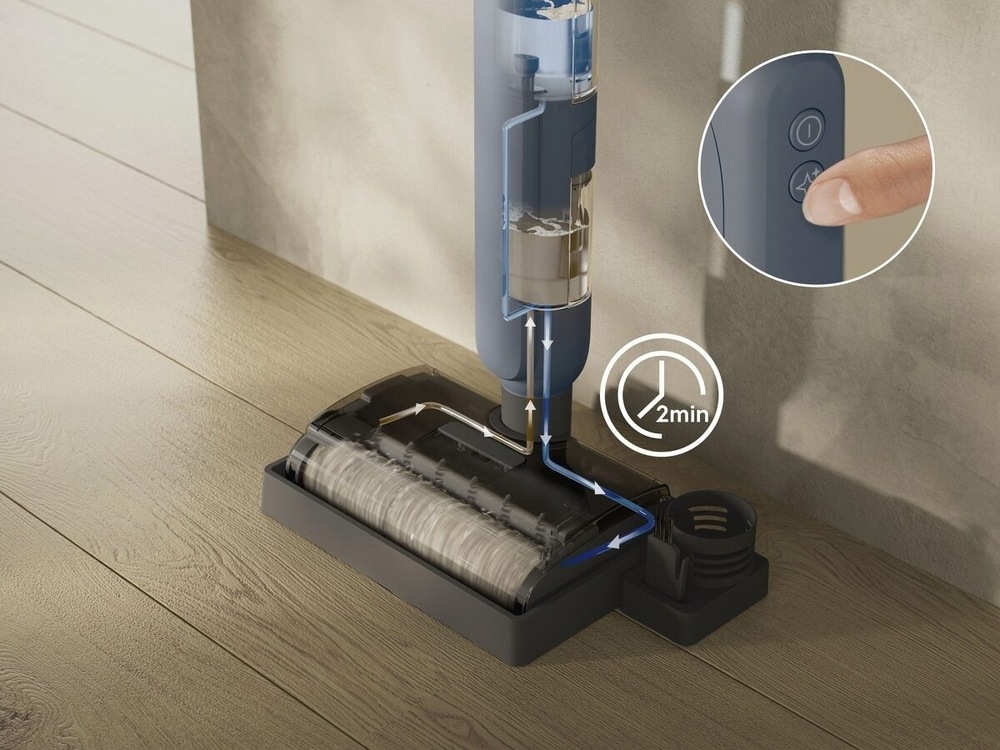 Znázornění procesu automatického čištění mopovacího válce podlahové myčky Electrolux. Vpravo detail na tlačítko pro spuštění této funkce.