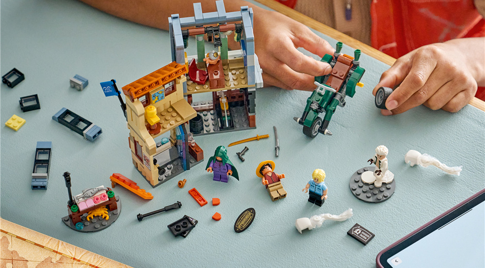 Stavebnice LEGO® ONE PIECE 75642 Souboj s kapitánem Smokerem Páka spustí výbuch v Marine Office a dva tajné spisy agentů přidají do městské scény další nečekanou misi.