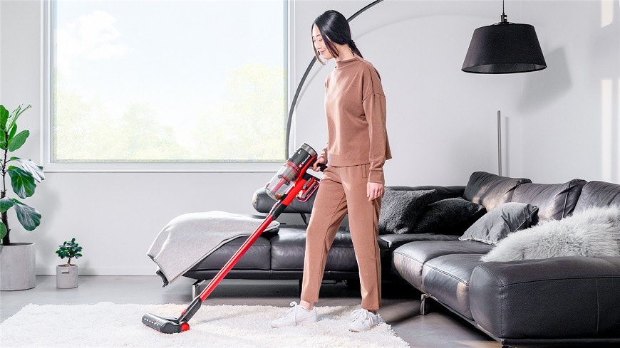 Tyčový vysavač Einhell Expert TE-SV 18/270 Li BL-Solo (bez baterie) červený Žena vysává podlahu vysavačem Einhell