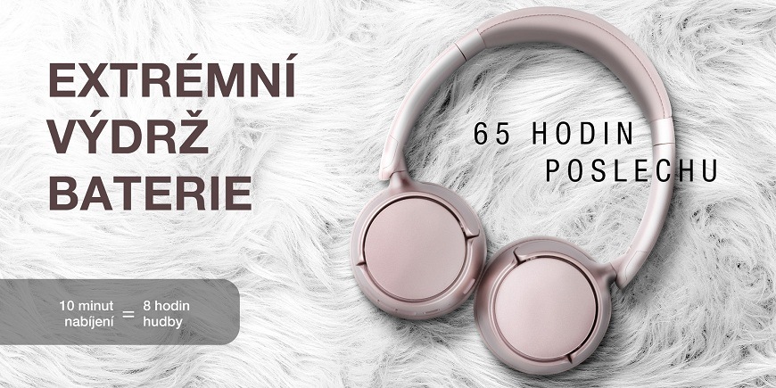 Růžová oblouková sluchátka Hyundai HBTM 50RT ležící na bílé chlupaté podložce s textem: extrémní výdrž baterie: 65 hodin poslechu a rychlé nabíjení 10 minut = 8 hodin hudby