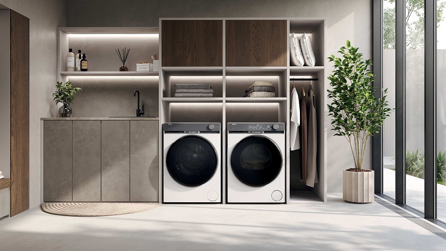 Sušička prádla Haier HD90-AQ387U1-S bílá sušička Haier HD90-AQ387U1-S v prádelně stojí vedle pračky haier
