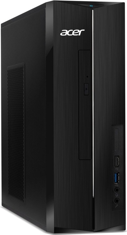Na obrázku je stolní počítač Acer Aspire XC-1715 v černém provedení z předního šikmého pohledu. Má úzkou svislou skříň s jemně žebrovaným čelním panelem a bílým logem Acer. Vpředu je optická mechanika, tlačítko napájení, USB-C, USB-A a dva audio konektory. Na levém boku je velká větrací mřížka pro chlazení.