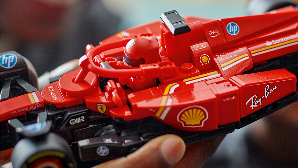 Stavebnice LEGO® Speed Champions 77242 Závodní auto Ferrari SF-24 F1® Součástí stavebnice je minifigurka závodního jezdce Ferrari, kterou můžete usadit přímo do kokpitu.