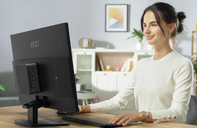 Monitor MSI PRO MP241 E14V s mini PC řady Cubi upevněným na zadní straně