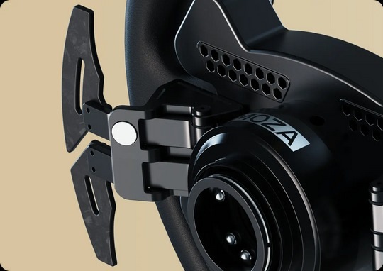 Volant Moza Racing RS V2 černý Detailní záběr na řadící pádla na pravé straně volantu.