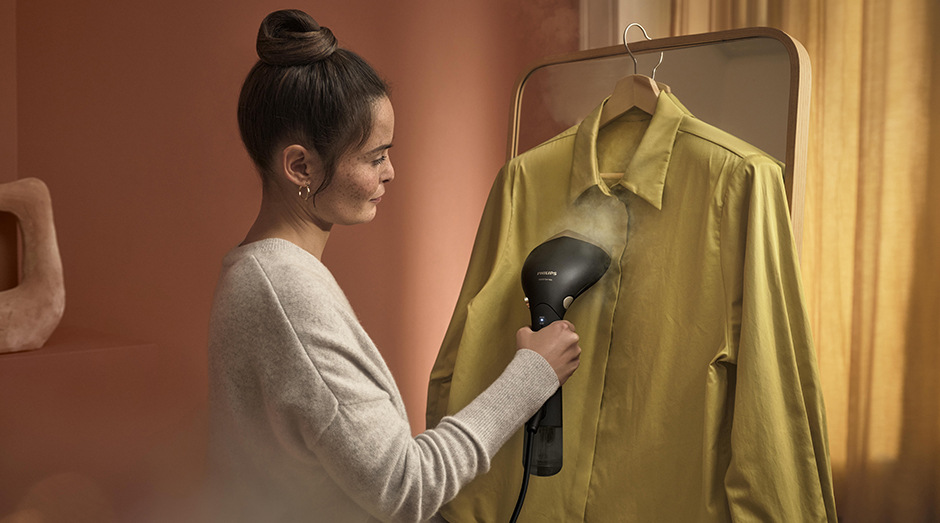 Ruční napařovač oděvů Philips 7000 Series STH7060/80 černý