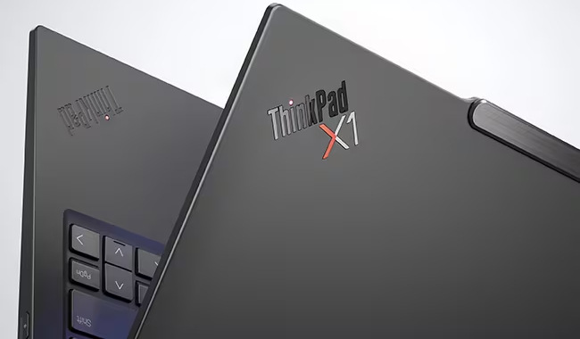 Notebook Lenovo ThinkPad X1 Carbon Gen 13 Aura Edition černý Detail zad notebooku s nápisem ThinkPad X1