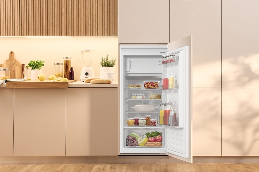 Jednodveřová chladnička Gorenje RBI512E21 je zabudovaná v moderní kuchyni.