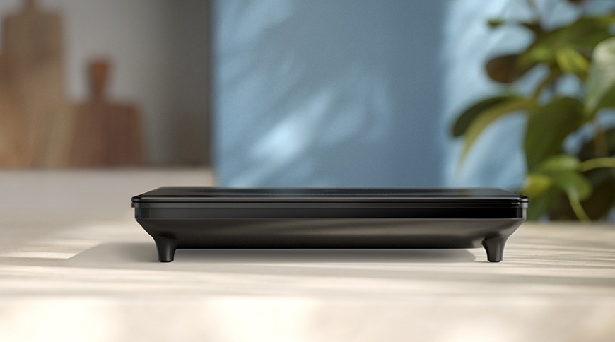 Tenký indukční vařič Philips HD5850/90 5000 Series s elegantním černým designem a kompaktním profilem, vhodný do moderní kuchyně i menších prostor.