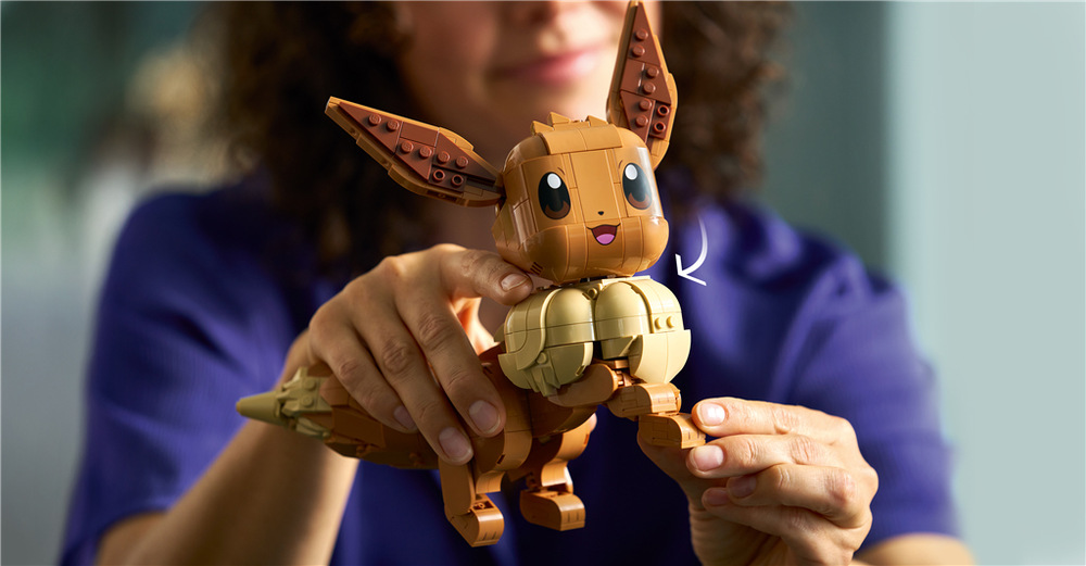 Stavebnice LEGO® Pokémon™ 72151 Eevee Uvnitř modelu čeká detail připomínající Eeveeho známý vývojový potenciál a jeho proměny