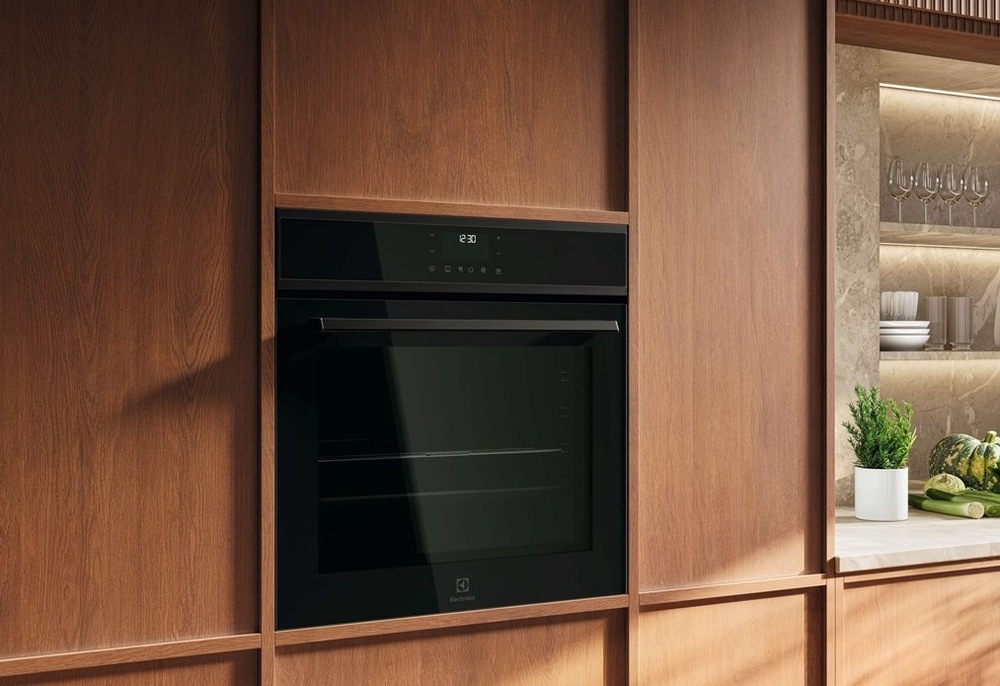 Trouba Electrolux EOF7P86H2 série 500 SurroundCook v kuchyňské lince s dřevěným dekorem