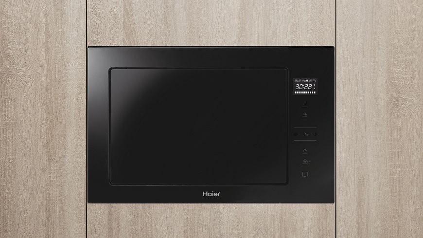 Mikrovlnná trouba Haier H38MWID4ID27N černá/sklo mikrovlnná trouba Haier H38MWID4ID27N zabudovaná v dřevěné stěně