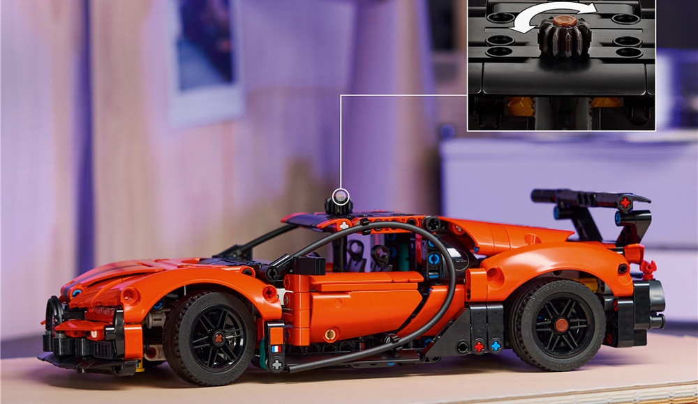 Oranžová karoserie s černými prvky dává modelu Bugatti Chiron Pur Sport výrazný sportovní vzhled.