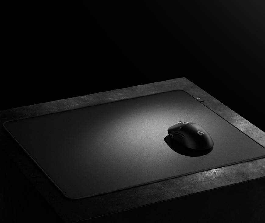 Podložka pod myš Logitech PRO X Control Gaming Pad 46 × 40 cm černá Podložka Logitech PRO X Control na stole s herní myší připravenou k použití