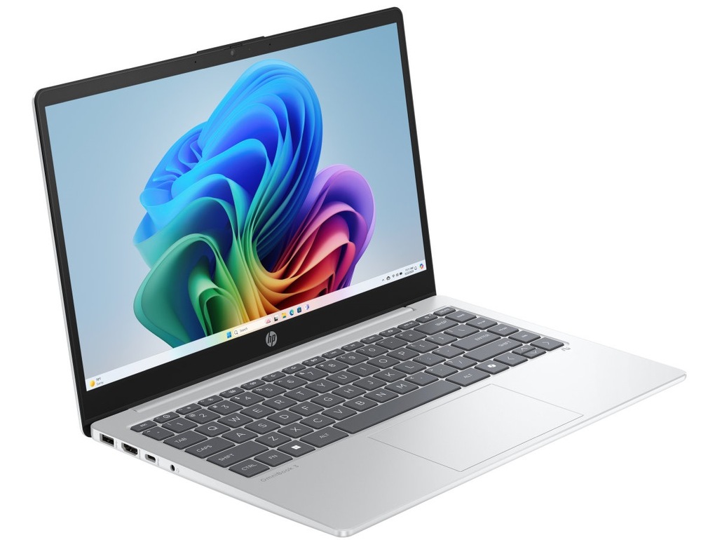 Notebook HP OmniBook 3 NG AI 14-ha0433nc + Game Pass předplatné na 3 měsíce stříbrný Notebook HP OmniBook 3 NG AI PC 14-ha0001nc otevřený, zapnutý a otočený doprava