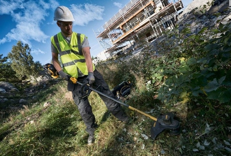 Strunová sekačka Dewalt 54V XR Flexvolt DCM571X1 (s baterií) Strunová sekačka Dewalt 54V XR Flexvolt DCM571X1 (s baterií)