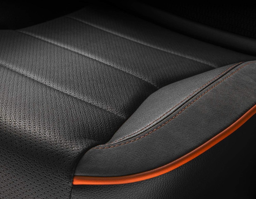Herní židle Cougar NXSYS Aero černá/oranžová Detail na PVC kůži na sedátku herní židle Cougar NXSYS Aero