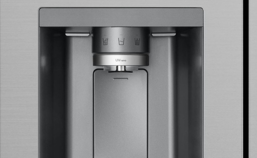 Americká lednice LG GSLE81PYBC nerez Detail na nápojový automat na vnější straně dveří americké lednice LG. Součástí automatu je i dávkovač ledu