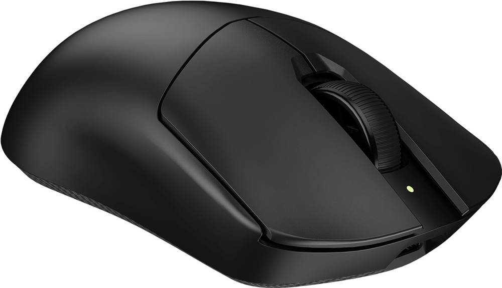 Na obrázku je černá bezdrátová herní myš Cougar Revenger PRO 4K z horního šikmého pohledu. Má matný povrch, výrazně klenuté tělo a nízká hlavní tlačítka oddělená od středu myši. Uprostřed je vroubkované rolovací kolečko a pod ním malá zelená stavová kontrolka. Ve spodní přední části je vidět otvor pro připojení nabíjecího nebo datového kabelu. Myš působí čistě a minimalisticky, bez výrazného RGB podsvícení.